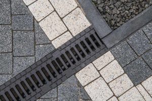 Comment installer correctement un caniveau dans votre jardin ou allée ?