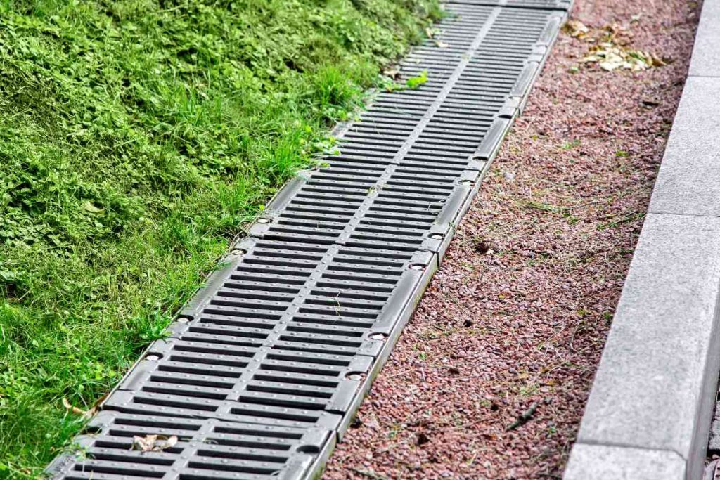Comment installer correctement un caniveau dans votre jardin ou allée ? Un caniveau posé dans un jardin