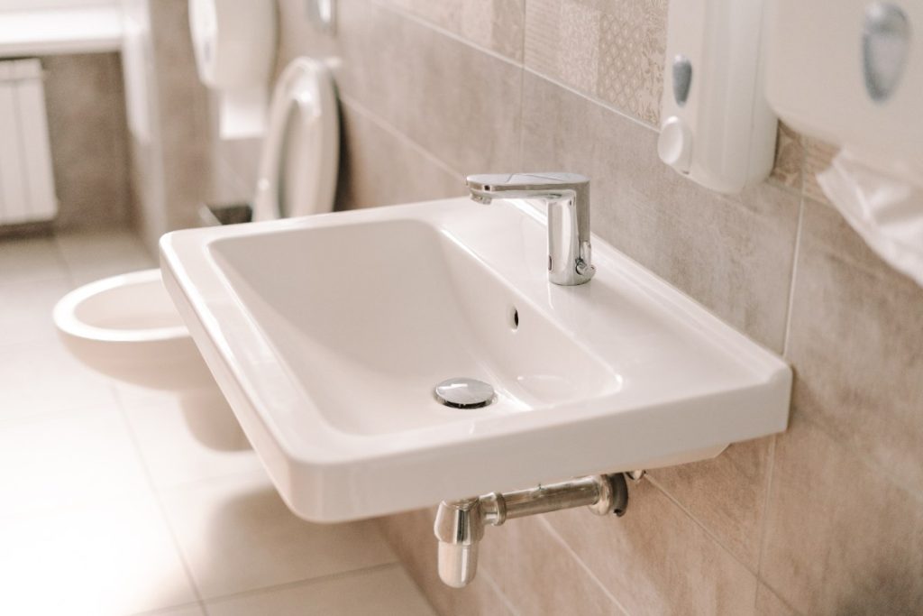 Intérieur du WC propre avec un lave-main installé