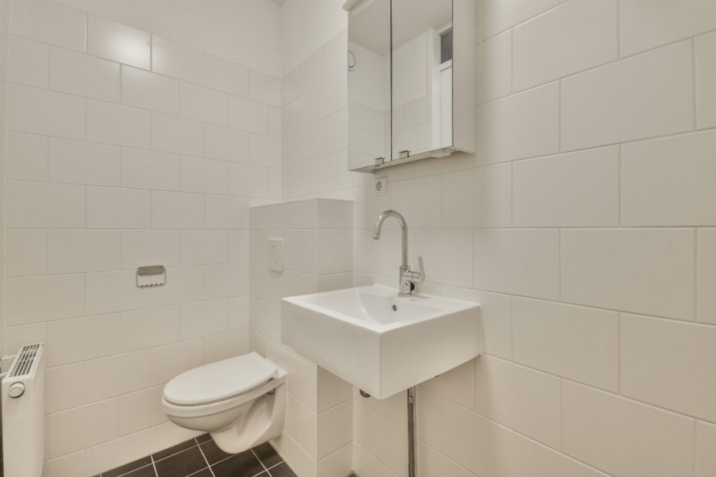 Un lave-main installé dans une toilette