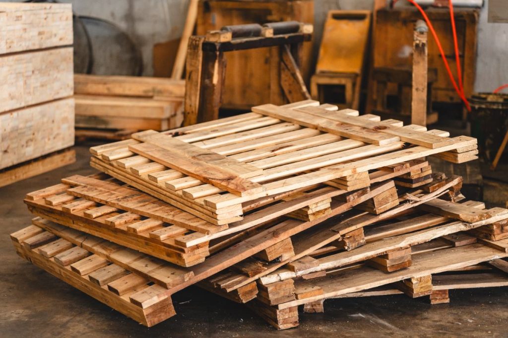 Est-il possible de récupérer des palettes en bois gratuitement chez Brico Dépôt ? Des palettes en bois dans la cour