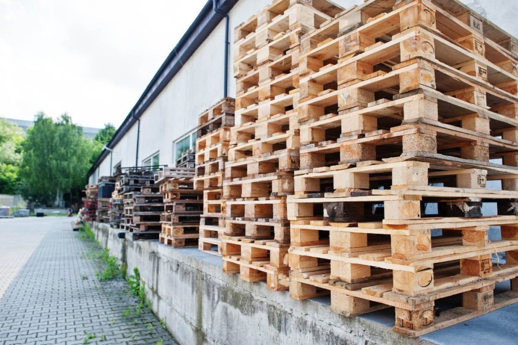 Des palettes en bois empilées