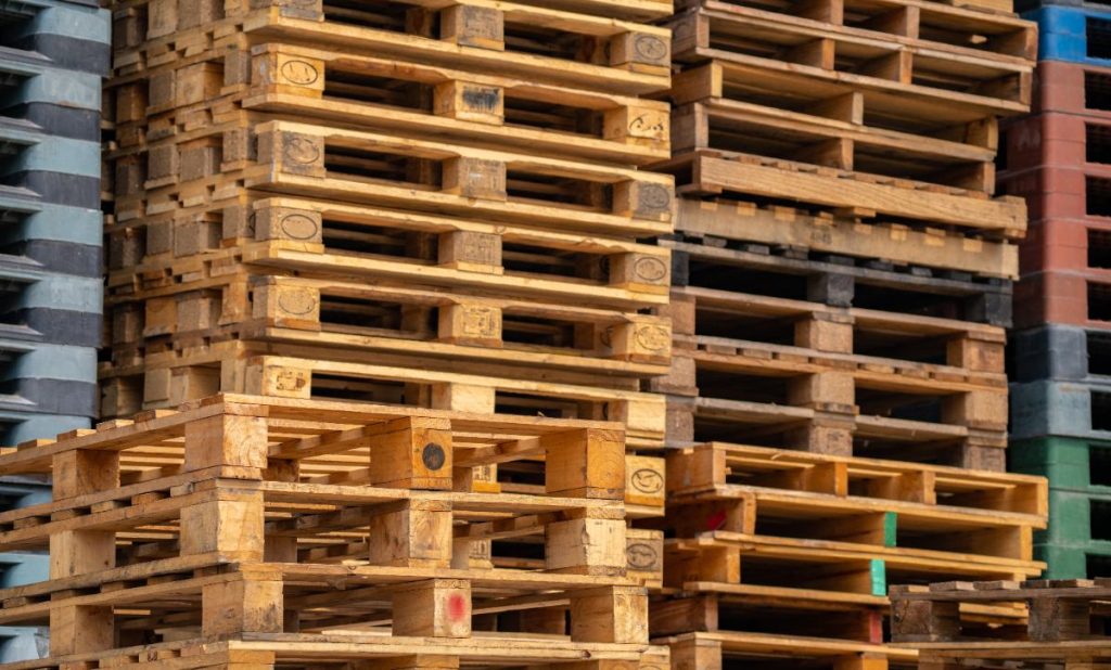 Est-il possible de récupérer des palettes en bois gratuitement chez Brico Dépôt ? Des palettes en bois empilés