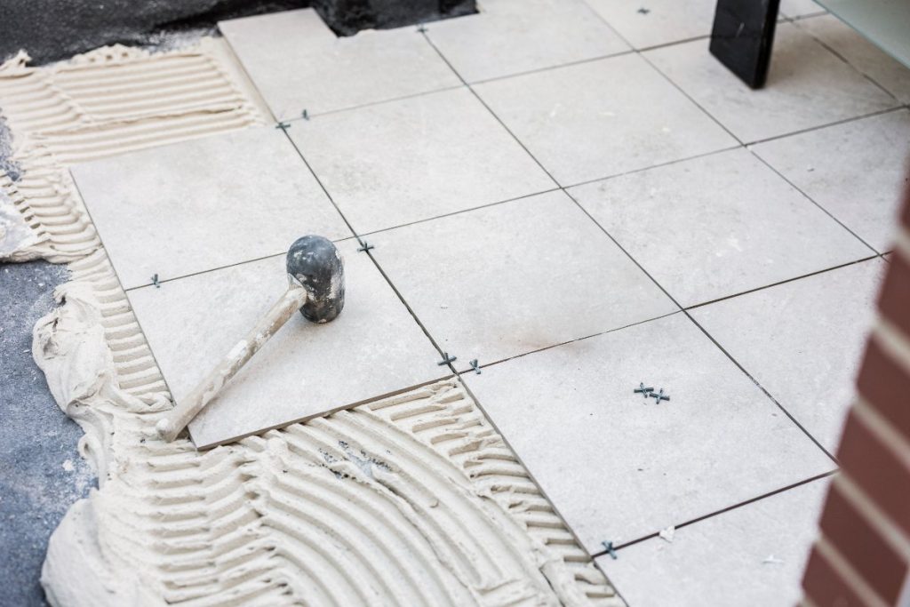Quelle surface un carreleur professionnel peut-il couvrir en une journée de travail ? Une pose de carrelage en céramique avec du ciment