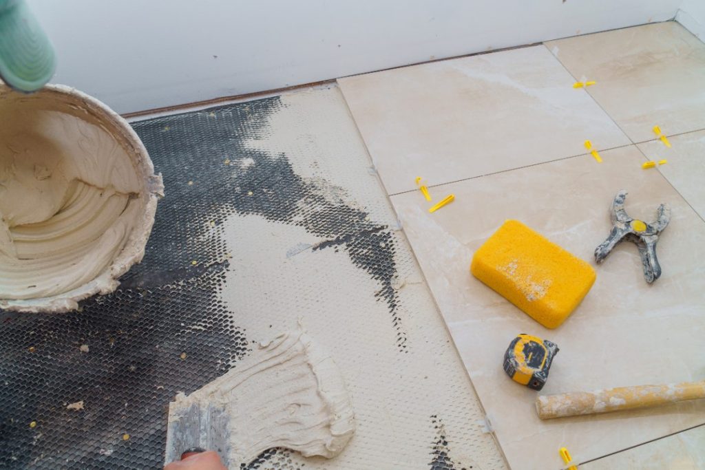 Une pose carrelage avec des outils et du mortier