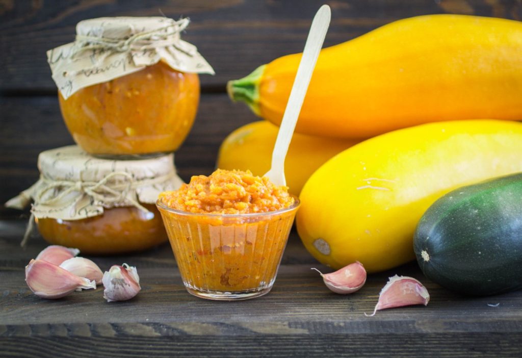 Tardinade aux courgettes avec des légumes et une cuillère