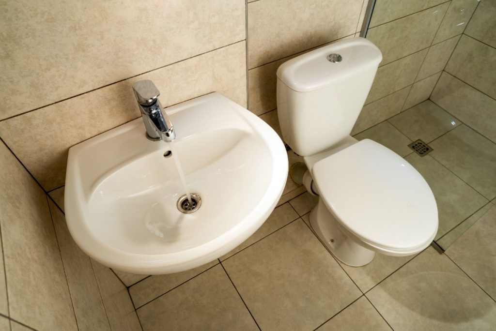 Une toilette avec un lave-main installé