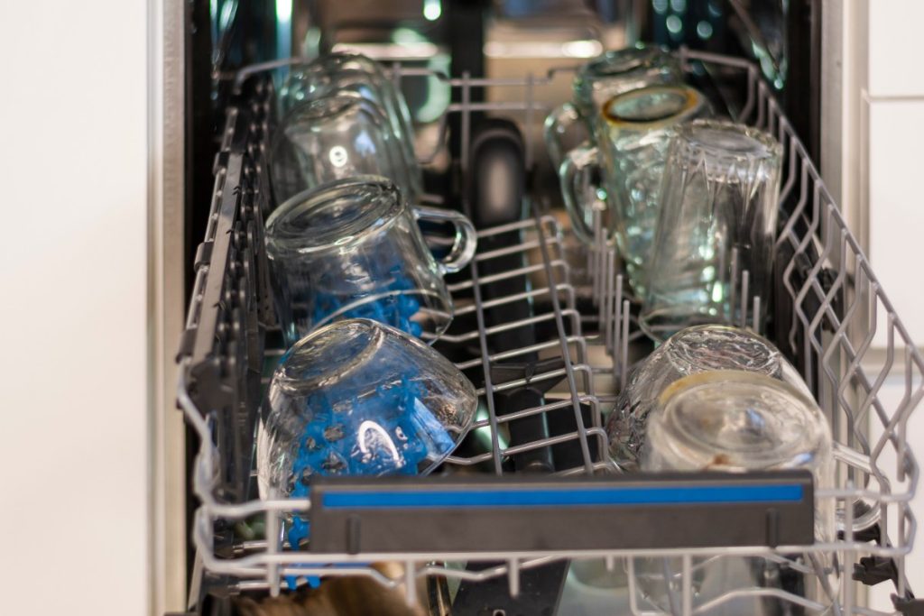 Des verres placés dans le lave-vaisselle