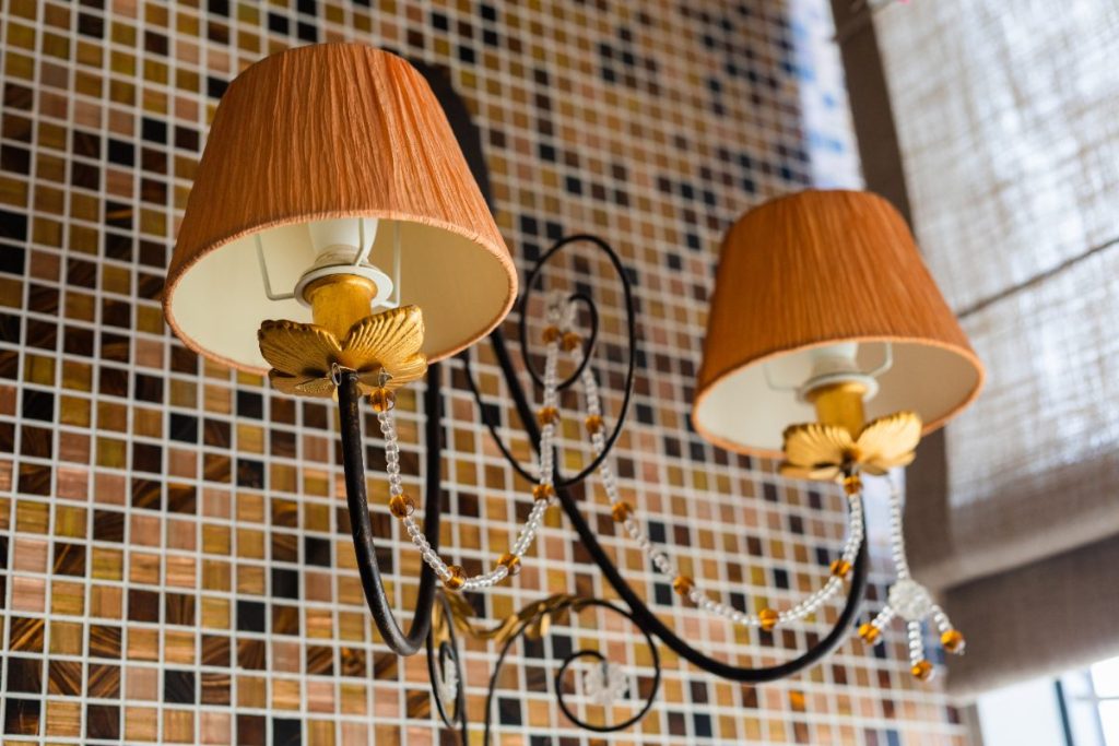 Applique murale à deux lampes installée avec des abat-jours