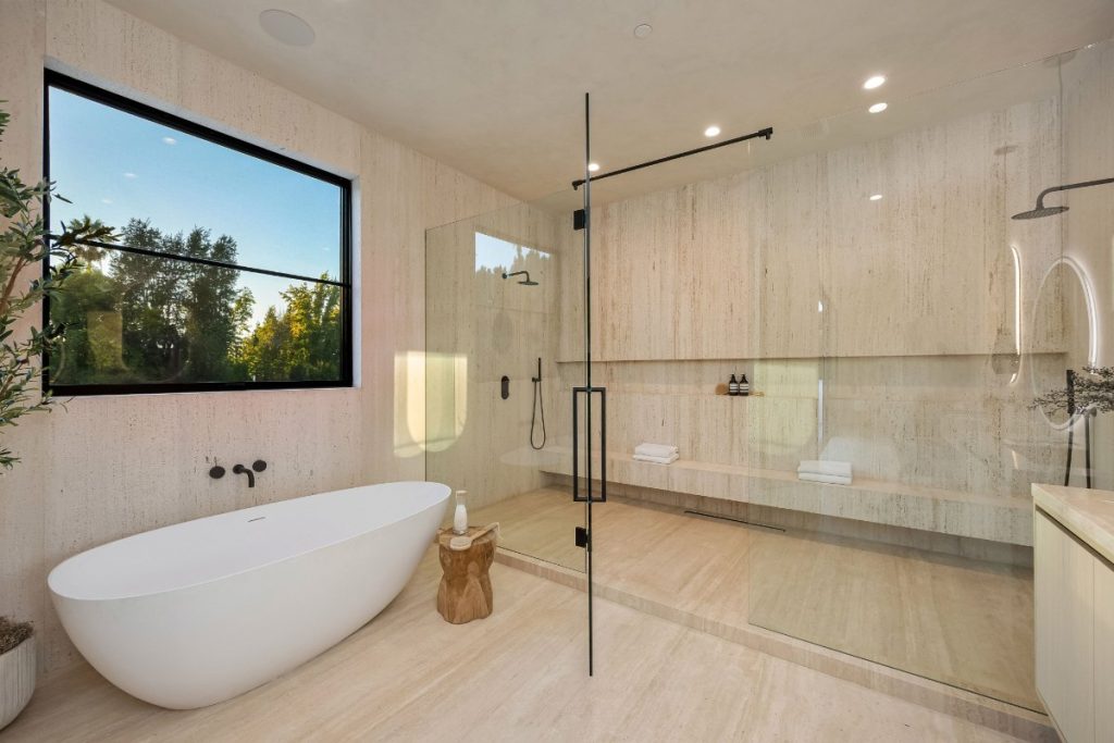 Un baignoire installé dans la salle de bain