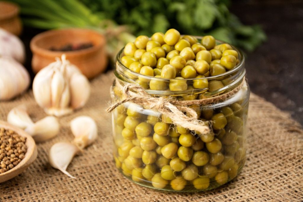 Un bocal rempli de petits pois