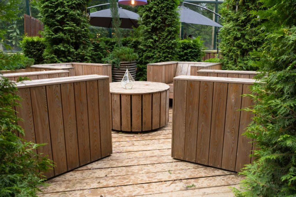 Un espace extérieur aménagé avec des tables et des bancs en bois