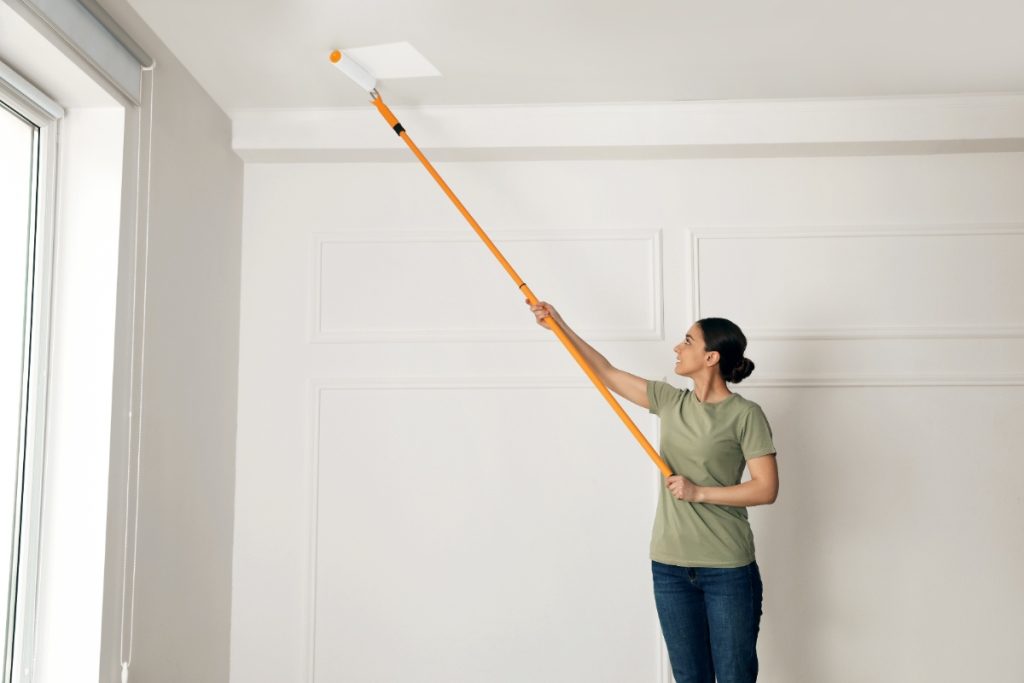 Une femme peignant le plafond