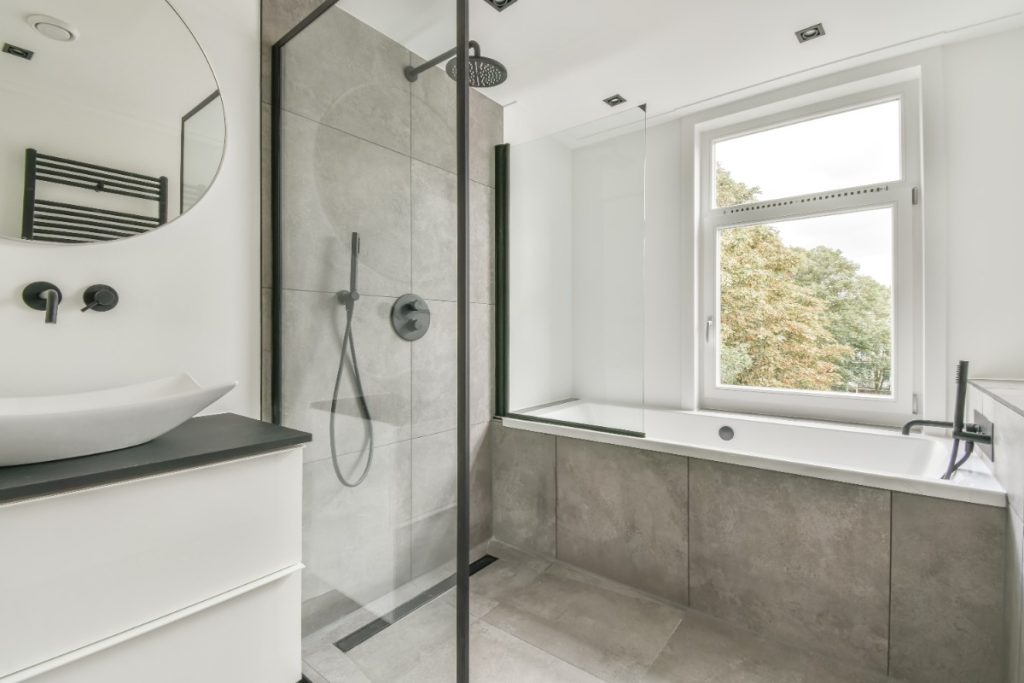Intérieur de salle de bain avec un baignoire près d'une fenêtre