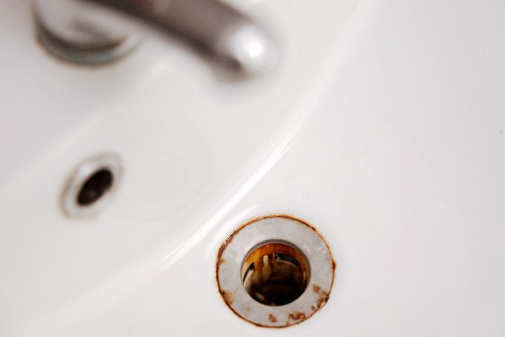 Un lavabo avec une bonde rouillée