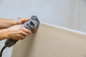 Quelle est la méthode idéale pour couper une plaque de plâtre sans l&rsquo;endommager ?