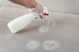 Comment l&rsquo;acétone agit-il sur les différentes surfaces et matériaux ?