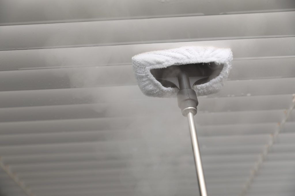 Nettoyage du plafond avec une serpière