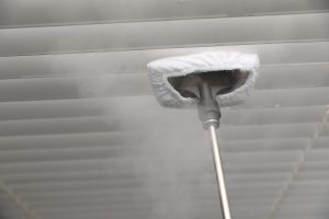 Comment lessiver un plafond avant de peindre pour garantir une bonne accroche ?
