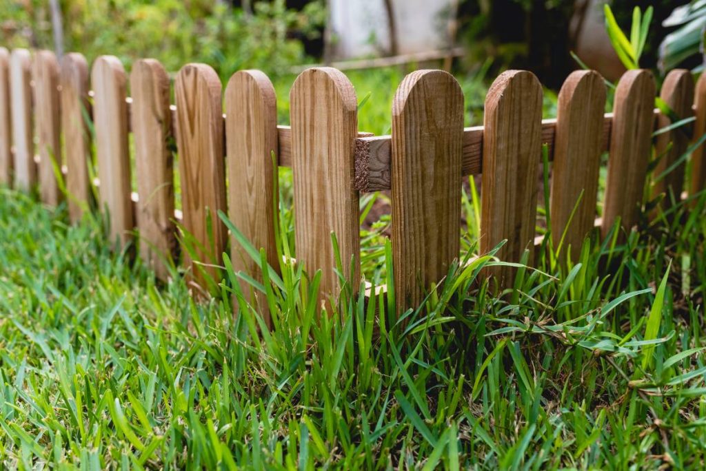 Une petite clôture en bois dans le jardin