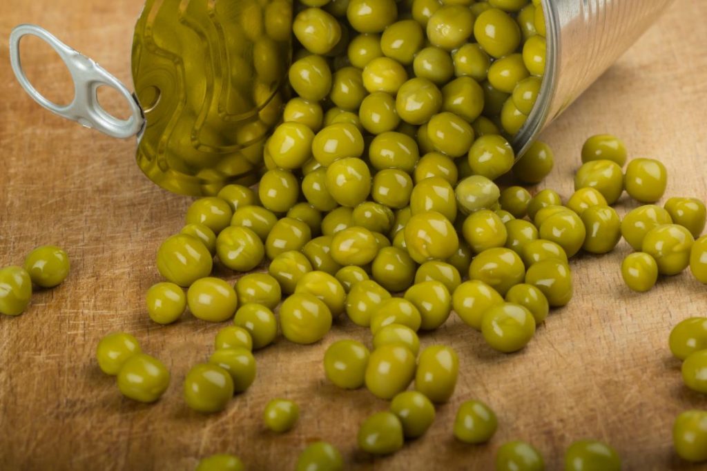 Des petits pois en conserve qui répandent sur la table