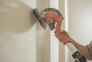 Comment poncer correctement un enduit pour obtenir une surface lisse et régulière ?