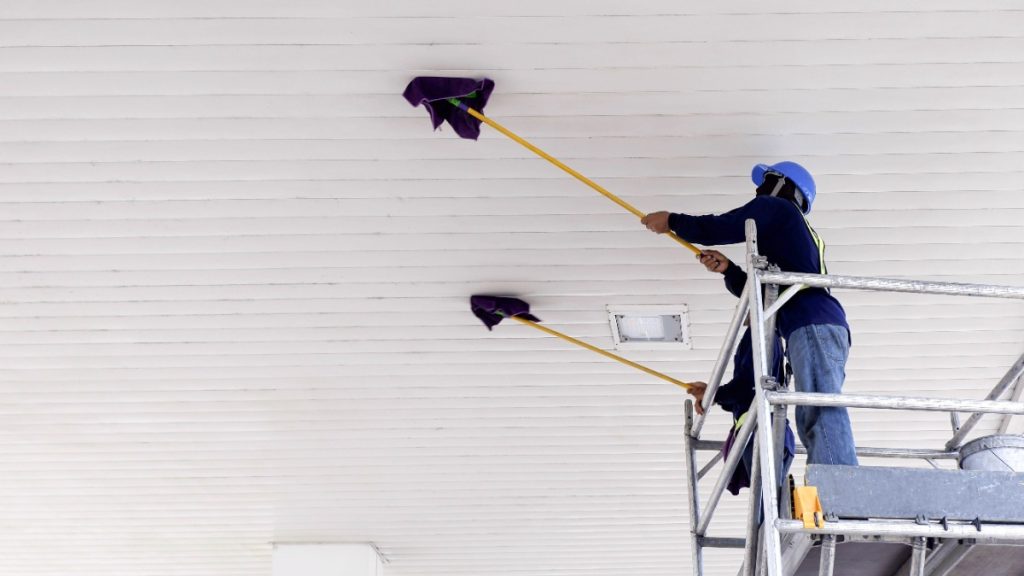 Des professionnels nettoyant le plafond