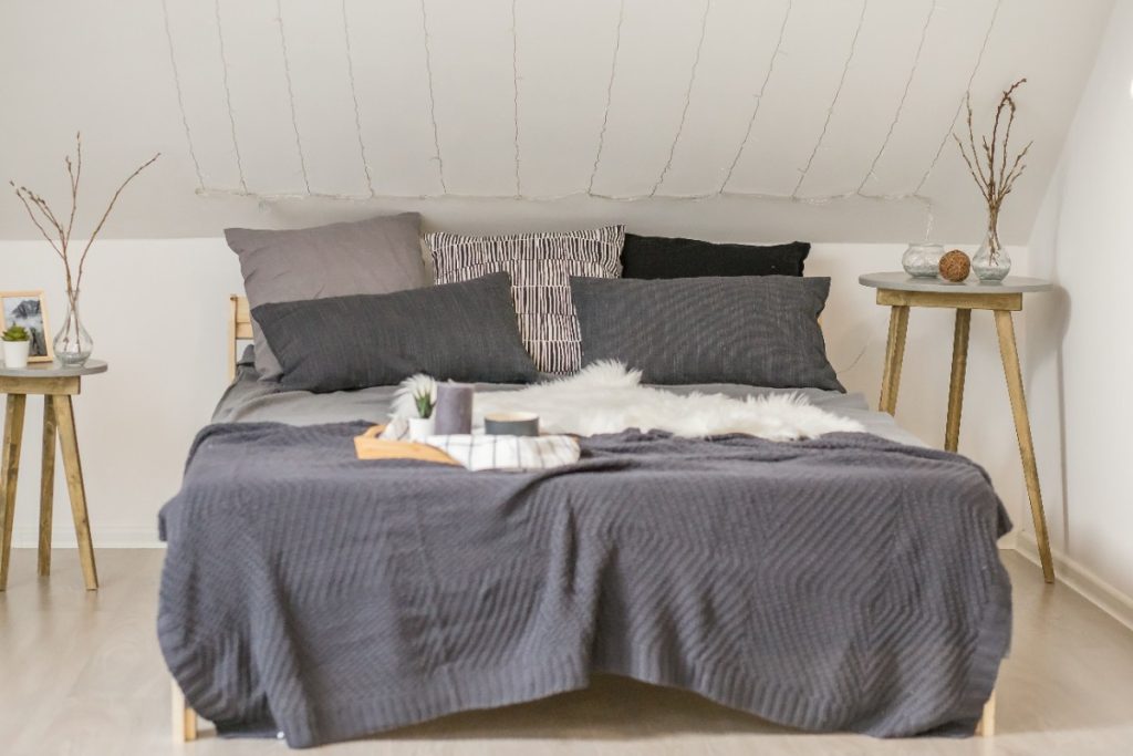 Une chambre confortable avec un lit
