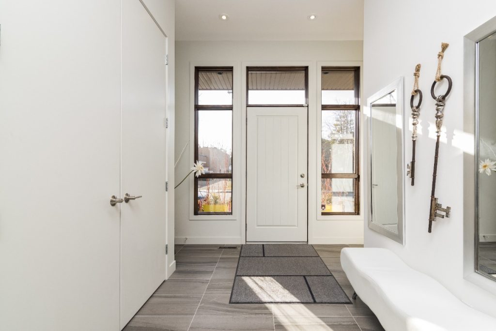 Entrée moderne d'une maison