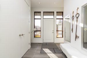 Quel sas d&rsquo;entrée choisir : bois, alu ou kit ?