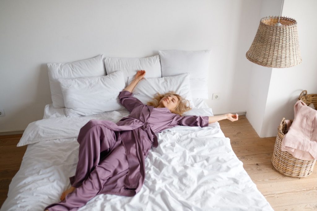 Une femme allongée sur le lit dans sa chambre