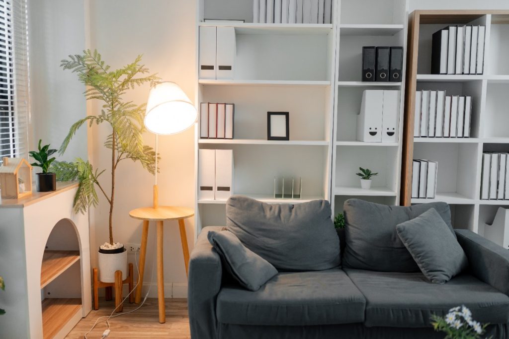 Intérieur d'un salon contemporain cosy avec une étagère bibliothèque
