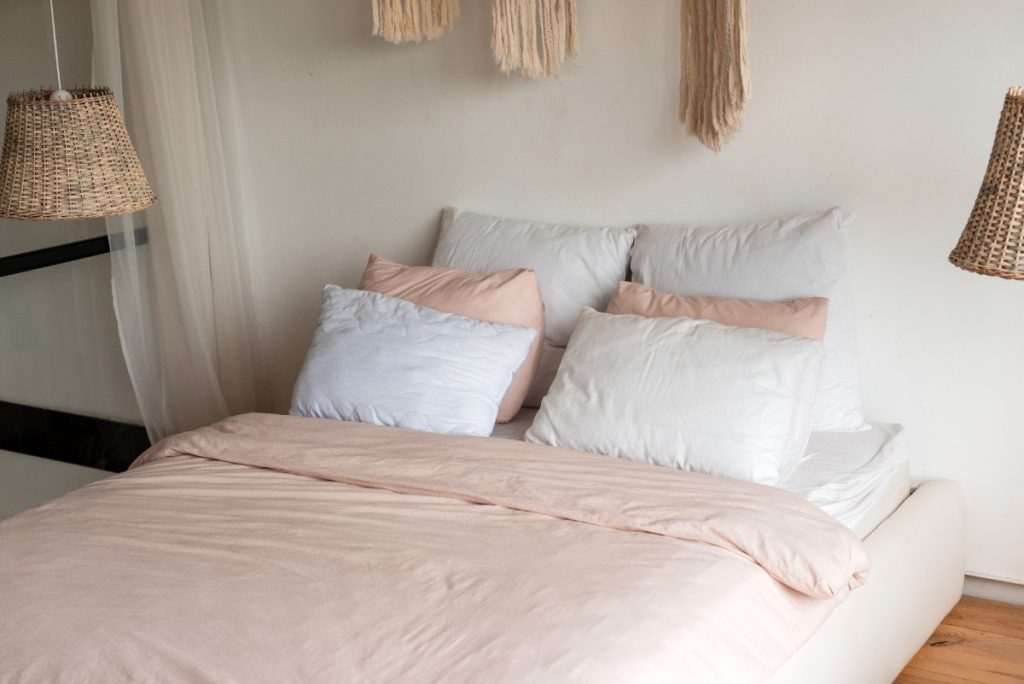 Intérieur de chambre serein avec un lit et des oreillers
